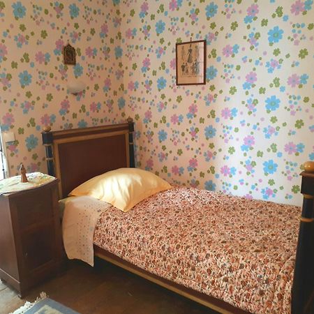 Bed and Breakfast La Cure Du Maine Charles Birac  Екстер'єр фото